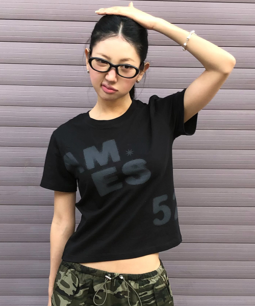 AMESWORLDWIDE(アメスワールドワイド)の「SPRAY 52 TYPO TEE BLACK(Tシャツ/カットソー・レディース・その他・SMALL/MEDIUM/LARGE)」の1枚目の写真
