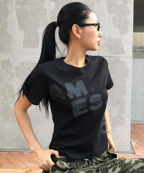 AMESWORLDWIDE(アメスワールドワイド)の「SPRAY 52 TYPO TEE BLACK(Tシャツ/カットソー・レディース・その他・SMALL/MEDIUM/LARGE)」の2枚目の写真