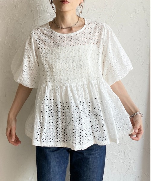 She's Closet(シーズクローゼット)の「スカラップレース 半袖 ボリューム袖 パフスリーブ ペプラムブラウス(シャツ/ブラウス・レディース・ブラック/ホワイト・FREE)」の1枚目の写真