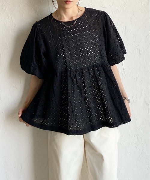 She's Closet(シーズクローゼット)の「スカラップレース 半袖 ボリューム袖 パフスリーブ ペプラムブラウス(シャツ/ブラウス・レディース・ブラック/ホワイト・FREE)」の2枚目の写真