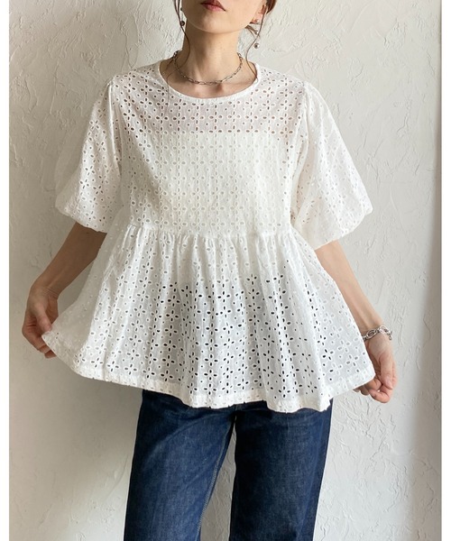 She's Closet(シーズクローゼット)の「スカラップレース 半袖 ボリューム袖 パフスリーブ ペプラムブラウス(シャツ/ブラウス・レディース・ブラック/ホワイト・FREE)」の3枚目の写真