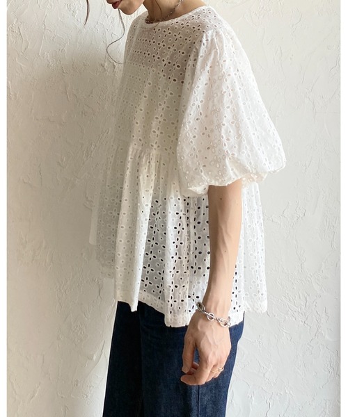 She's Closet(シーズクローゼット)の「スカラップレース 半袖 ボリューム袖 パフスリーブ ペプラムブラウス(シャツ/ブラウス・レディース・ブラック/ホワイト・FREE)」の4枚目の写真