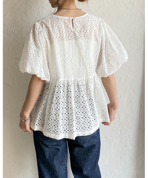 She's Closet(シーズクローゼット)の「スカラップレース 半袖 ボリューム袖 パフスリーブ ペプラムブラウス(シャツ/ブラウス・レディース・ブラック/ホワイト・FREE)」の5枚目の写真