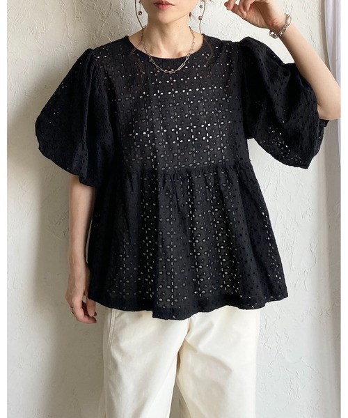 She's Closet(シーズクローゼット)の「スカラップレース 半袖 ボリューム袖 パフスリーブ ペプラムブラウス(シャツ/ブラウス・レディース・ブラック/ホワイト・FREE)」の6枚目の写真