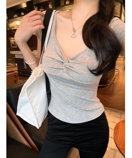 VEILA(ヴェイラ)の「ハートネックギャザー半袖カットソー(Tシャツ/カットソー・レディース・グレー/ホワイト/ブラック・フリー)」の3枚目の写真