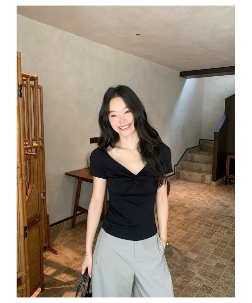 VEILA(ヴェイラ)の「ハートネックギャザー半袖カットソー(Tシャツ/カットソー・レディース・グレー/ホワイト/ブラック・フリー)」の8枚目の写真