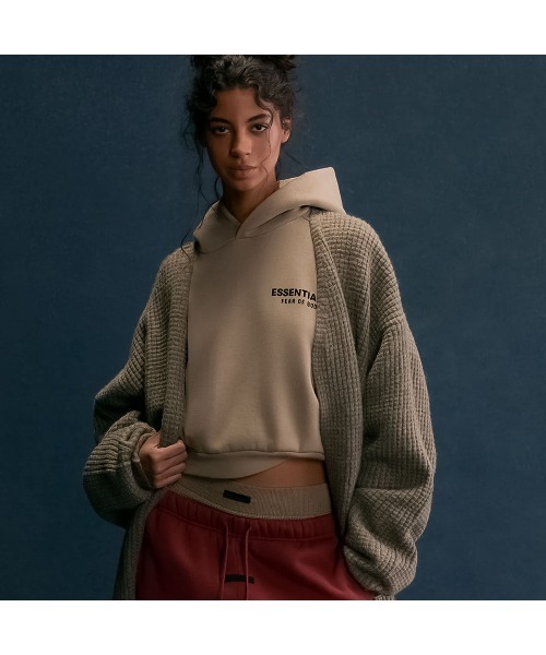 FOG ESSENTIALS（エフオージーエッセンシャルズ）の「フィア オブ ゴッド エッセンシャルズ 【Fear of God ESSENTIALS】 - ウィメンズ フリース パーカー【FLEECE CROPPED HOODIE DESERT SAND 192HO247417FW】（パーカー・レディース・サンドベージュ・M）」の4枚目の写真