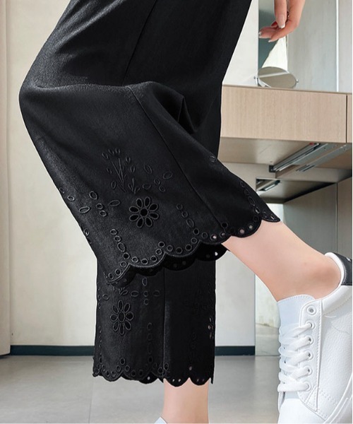 &soiree(アンドソワレ)の「リネンライクフラワー刺繍モチーフワイドパンツ(その他パンツ・レディース・ピンク/オフホワイト/レッド/ブラック・SMALL/MEDIUM/LARGE/X-LARGE)」の7枚目の写真