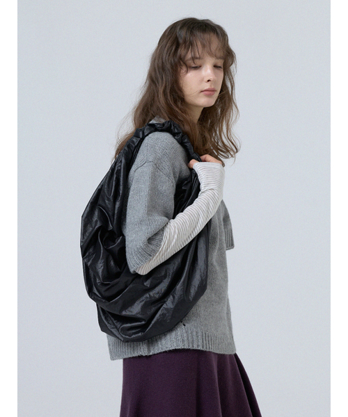 ACOC(アコック)の「Glossy Mid Tangle Twist Bag_Black(ショルダーバッグ・レディース・その他・FREE)」の2枚目の写真