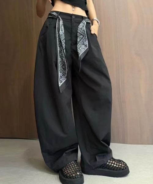 2ly2(トゥーリートゥー)の「ワイドシルエット×ラップ風デザイン美脚パンツ(その他パンツ・レディース・ブラック/ホワイト・FREE)」の1枚目の写真