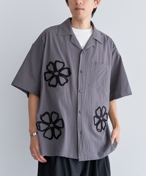 CRAFT STANDARD BOUTIQUE(クラフトスタンダードブティック)の「花柄オープンカラーシャツ(シャツ/ブラウス・メンズ・チャコールグレー/アイボリー/ブラウン・M/L)」の2枚目の写真
