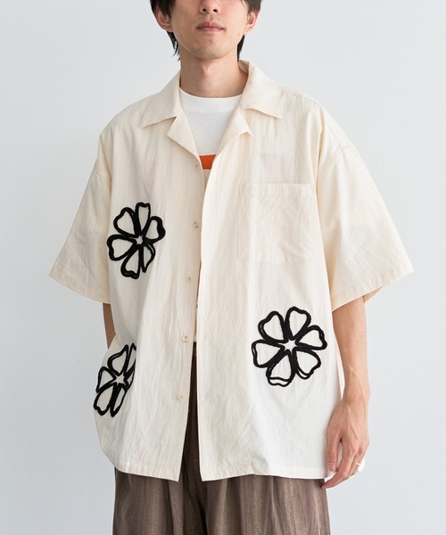 CRAFT STANDARD BOUTIQUE(クラフトスタンダードブティック)の「花柄オープンカラーシャツ(シャツ/ブラウス・メンズ・チャコールグレー/アイボリー/ブラウン・M/L)」の4枚目の写真