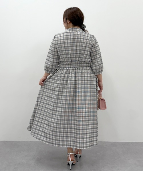 marun(マルン)の「<大きいサイズ>チェック柄スキッパーワンピース marun(ワンピース・レディース・ブラック系/ピンク系・L/4L/3L/LL/5L)」の7枚目の写真