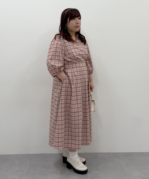 marun(マルン)の「<大きいサイズ>チェック柄スキッパーワンピース marun(ワンピース・レディース・ブラック系/ピンク系・L/4L/3L/LL/5L)」の12枚目の写真