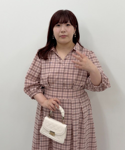marun(マルン)の「<大きいサイズ>チェック柄スキッパーワンピース marun(ワンピース・レディース・ブラック系/ピンク系・L/4L/3L/LL/5L)」の14枚目の写真