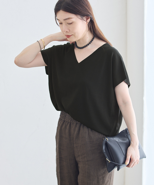 journal standard L'essage(ジャーナルスタンダードレサージュ)の「《接触冷感/ 手洗い可能》クールタッチVネックプルオーバー(ニット/セーター・レディース・ブラック系その他/ブラック/キャメル・FREE)」の1枚目の写真