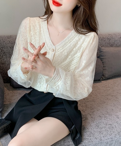 LUCPY(ラクピー)の「レースシフォンVネックブラウス(シャツ/ブラウス・レディース・ホワイト・SMALL/MEDIUM/LARGE/X-LARGE)」の2枚目の写真
