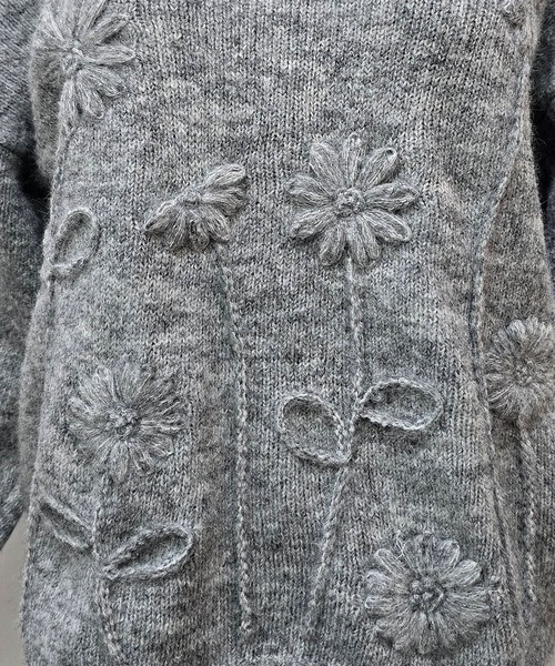 BLoomMe(ブルームミー)の「立体フラワー刺繍ニットプルオーバー(ニット/セーター・レディース・ベージュ/ライトグレー/ホワイト・M)」の5枚目の写真