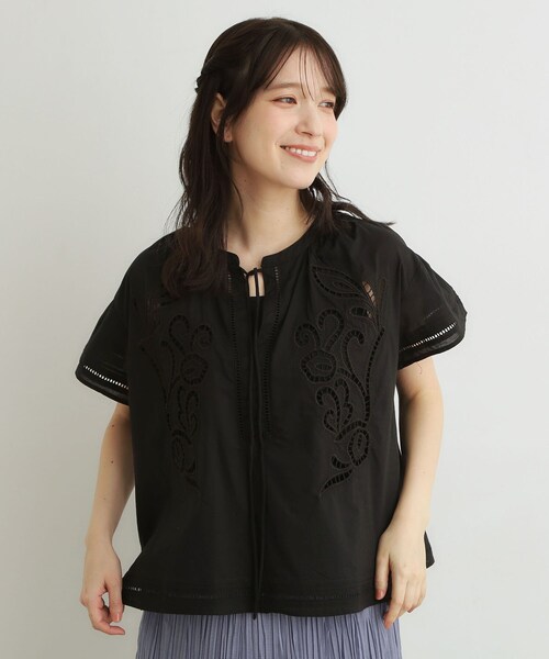 LAURA ASHLEY(ローラアシュレイ)の「【洗える/コットン100%】カットワークレースブラウス(シャツ/ブラウス・レディース・ブラック/オフホワイト・38)」の2枚目の写真