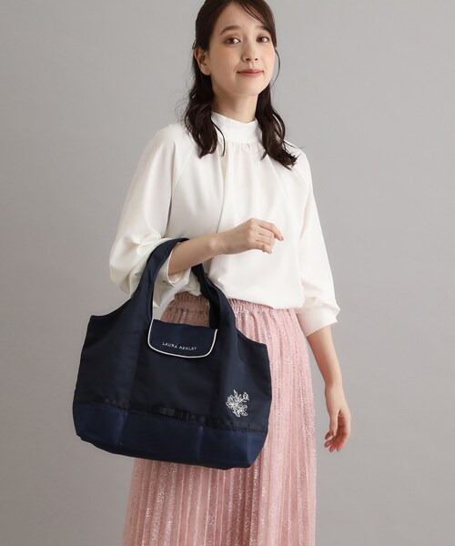 LAURA ASHLEY(ローラアシュレイ)の「【A4収納可/セレモニー/サブバッグにおすすめ】ゴスフォード柄 パッカブルトートバッグ(エコバッグ/サブバッグ・レディース・ベビーピンク/ネイビー・00)」の10枚目の写真