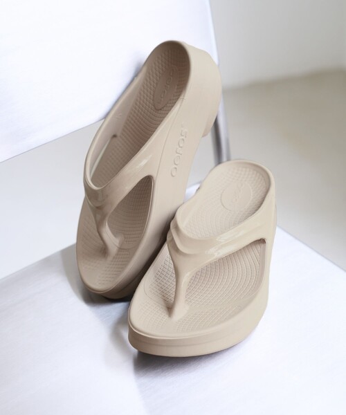 OOFOS(ウーフォス)の「【OOFOS/ウーフォス】OOmega(サンダル・レディース・ブラック/ベージュ・24.0cm/23.0cm)」の1枚目の写真