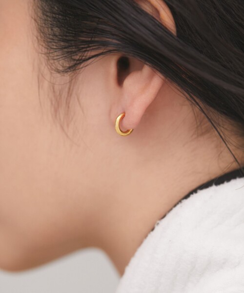BAQLESS(バックレス)の「<BAQLESS>Embrace Micro ピアス(ピアス(両耳用)・レディース・シルバー/ゴールド・FREE)」の4枚目の写真