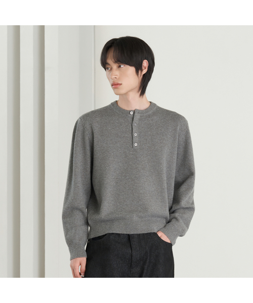 HYOJI(ヒョージ)の「26 FW ウォッシャブル ソフトタッチ ヘンリーネック クロップドニット(5カラー)(ニット/セーター・メンズ・クリーム/ネイビー/レッド/チャコール/ブラック・M/L)」の2枚目の写真
