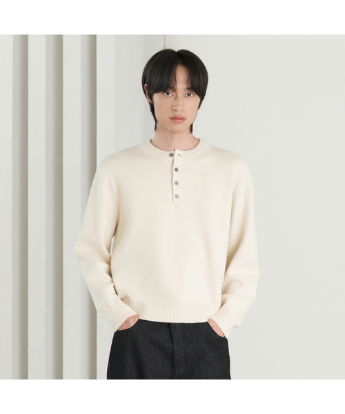HYOJI(ヒョージ)の「26 FW ウォッシャブル ソフトタッチ ヘンリーネック クロップドニット(5カラー)(ニット/セーター・メンズ・クリーム/ネイビー/レッド/チャコール/ブラック・M/L)」の3枚目の写真