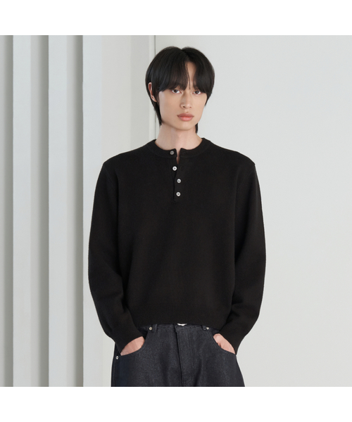 HYOJI(ヒョージ)の「26 FW ウォッシャブル ソフトタッチ ヘンリーネック クロップドニット(5カラー)(ニット/セーター・メンズ・クリーム/ネイビー/レッド/チャコール/ブラック・M/L)」の1枚目の写真