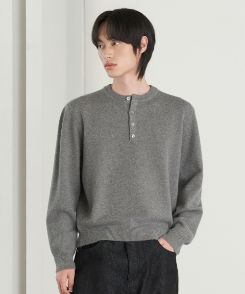 HYOJI(ヒョージ)の「26 FW ウォッシャブル ソフトタッチ ヘンリーネック クロップドニット(5カラー)(ニット/セーター・メンズ・クリーム/ネイビー/レッド/チャコール/ブラック・M/L)」の9枚目の写真
