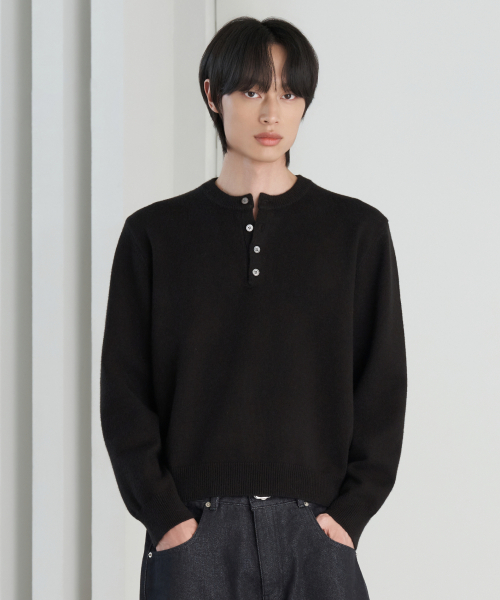 HYOJI(ヒョージ)の「26 FW ウォッシャブル ソフトタッチ ヘンリーネック クロップドニット(5カラー)(ニット/セーター・メンズ・クリーム/ネイビー/レッド/チャコール/ブラック・M/L)」の8枚目の写真