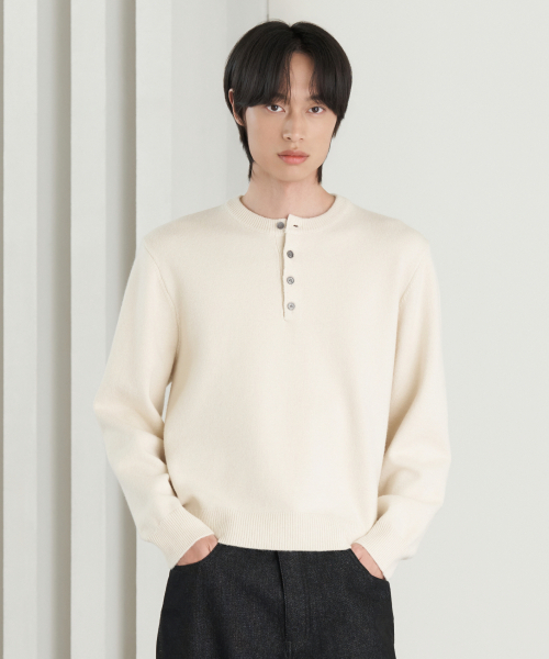 HYOJI(ヒョージ)の「26 FW ウォッシャブル ソフトタッチ ヘンリーネック クロップドニット(5カラー)(ニット/セーター・メンズ・クリーム/ネイビー/レッド/チャコール/ブラック・M/L)」の6枚目の写真