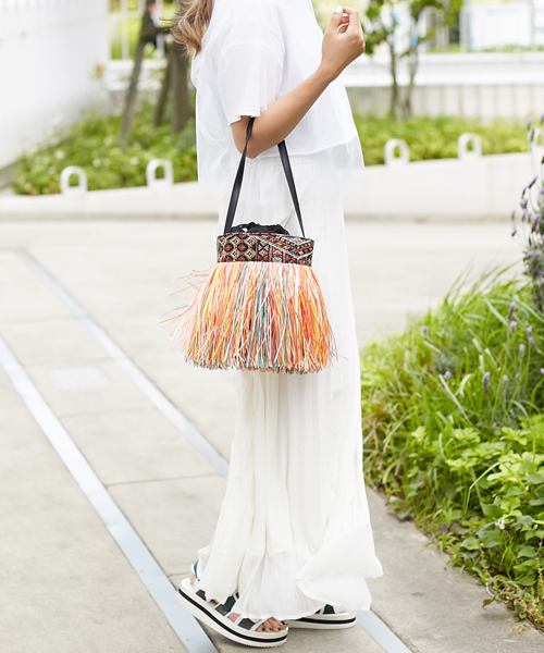 SOLPRESA（ソルプレーサ）の「【SOLPRESA】カラーフリンジバケツ型ショルダー（ショルダーバッグ・レディース・ブラック/ベージュ・FREE）」の10枚目の写真