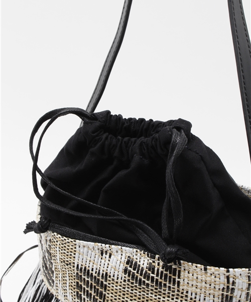 SOLPRESA（ソルプレーサ）の「【SOLPRESA】カラーフリンジバケツ型ショルダー（ショルダーバッグ・レディース・ブラック/ベージュ・FREE）」の6枚目の写真