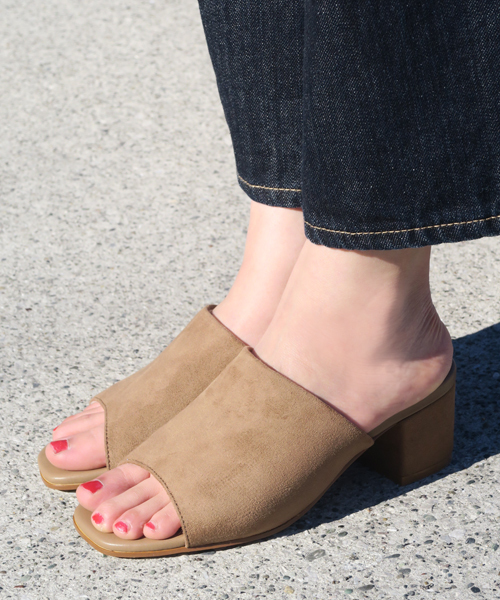 M by mio notis（エムバイミオノティス）の「スクエアトゥミュールサンダル（サンダル・レディース・レッド/アイボリー/ブラック/ベージュ/ブルー・L/LL/M/S）」の4枚目の写真