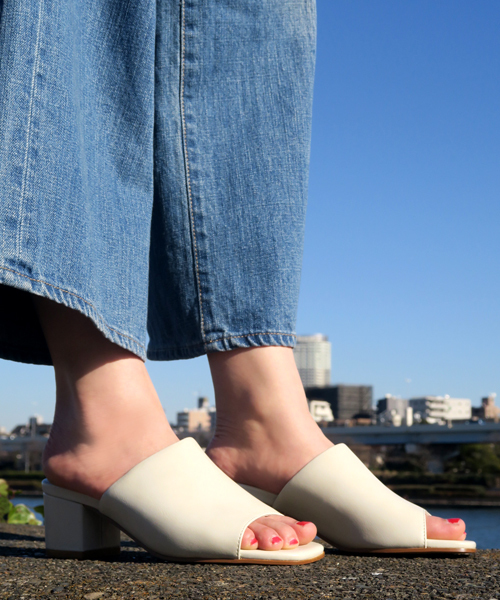 M by mio notis（エムバイミオノティス）の「スクエアトゥミュールサンダル（サンダル・レディース・レッド/アイボリー/ブラック/ベージュ/ブルー・L/LL/M/S）」の2枚目の写真