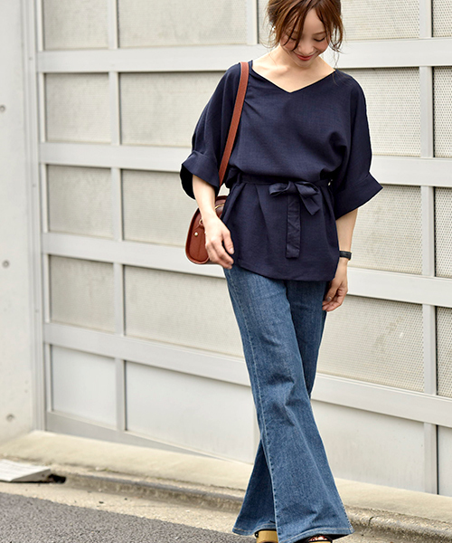 coca(coca)(コカ)の「ウエストリボンVネックドルマントップス(シャツ/ブラウス・レディース・ネイビー・ONE SIZE)」の3枚目の写真