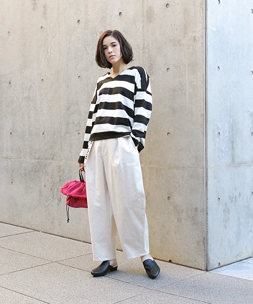 niko and...(ニコアンド)の「TRポリウレタン機能付きVネックプルオーバー(シャツ/ブラウス・レディース・ホワイト/ブラック/その他1/その他2/その他3/ピンク・LARGE/MEDIUM)」の9枚目の写真