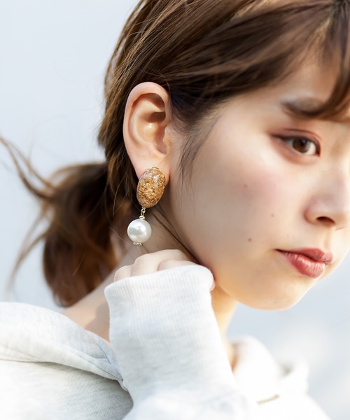 natural couture(ナチュラルクチュール)の「ゴールド埋め込みイヤリング(イヤリング・レディース・ピンク/グリーン/その他1・FREE)」の3枚目の写真