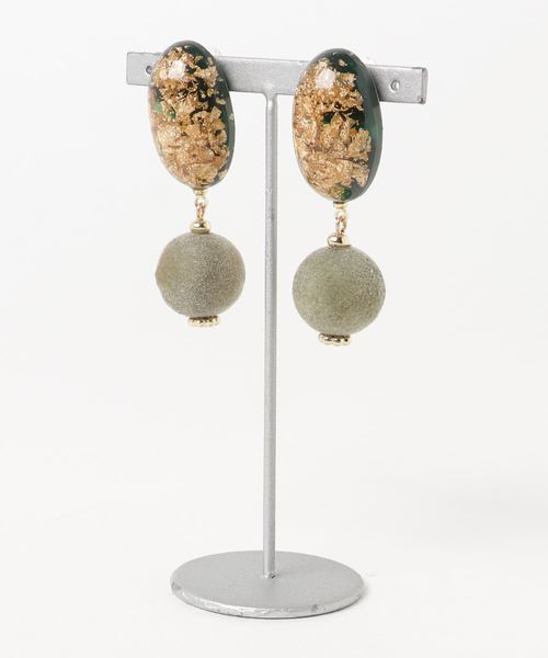 natural couture(ナチュラルクチュール)の「ゴールド埋め込みイヤリング(イヤリング・レディース・ピンク/グリーン/その他1・FREE)」の1枚目の写真