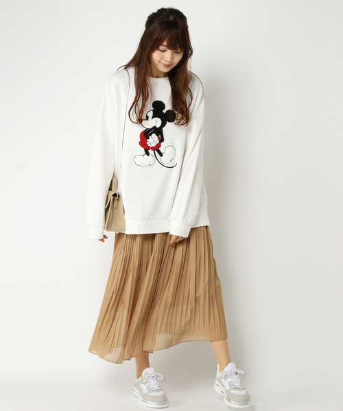 Disney(ディズニー)の「Disney(ディズニー)ミッキーサガラ刺繍裏毛トレーナー(スウェット・レディース・ホワイト/ベージュ・MEDIUM/LARGE)」の5枚目の写真