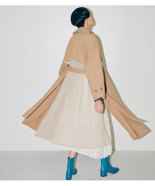 LE CIEL BLEU(ルシェルブルー)の「Asymmetric Trench Coat(トレンチコート・レディース・ホワイト/ベージュ・36)」の7枚目の写真