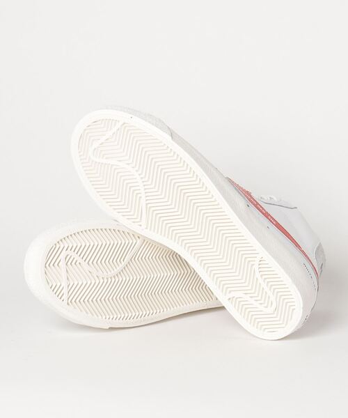 NIKE(ナイキ)の「NIKE ナイキ W BLAZER MID '77 ナイキ ウィメンズ ブレーザー MID 77 DA2142-146 146WHITE/PACBLU(スニーカー・メンズ・ホワイト系その他・25.5cm/27.0cm/22.5cm/24.0cm/22.0cm/27.5cm/28.5cm/26.5cm/28.0cm/24.5cm/26.0cm/23.5cm/25.0cm/23.0cm)」の3枚目の写真