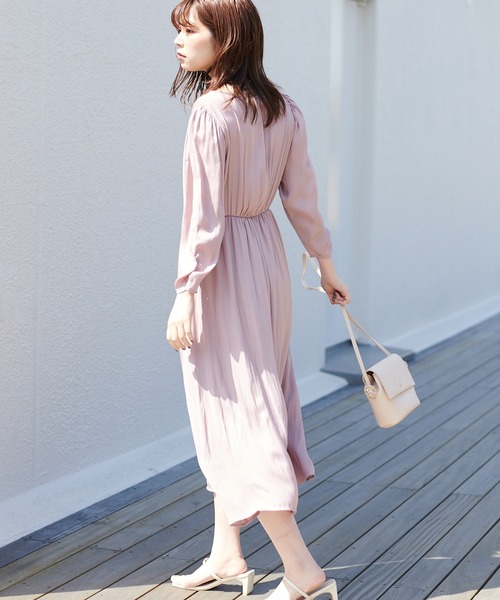 natural couture(ナチュラルクチュール)の「フェザー柄ギャザーデザインワンピース(ワンピース・レディース・カーキ/ピンクベージュ/その他1/その他2・FREE)」の3枚目の写真