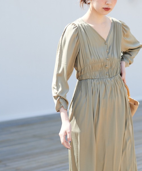 natural couture(ナチュラルクチュール)の「フェザー柄ギャザーデザインワンピース(ワンピース・レディース・カーキ/ピンクベージュ/その他1/その他2・FREE)」の2枚目の写真