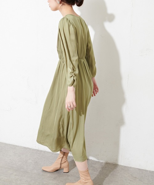 natural couture(ナチュラルクチュール)の「フェザー柄ギャザーデザインワンピース(ワンピース・レディース・カーキ/ピンクベージュ/その他1/その他2・FREE)」の5枚目の写真