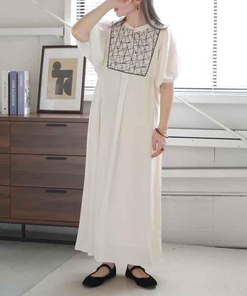 Bab(バブ)の「フロント刺繍ワンピース(ワンピース・レディース・ブラック/ベージュ/アイボリー/ミント・38)」の10枚目の写真