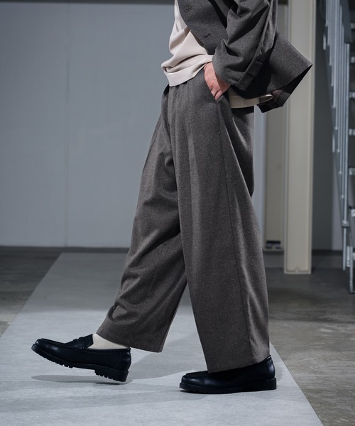 CASPER JOHN（キャスパージョン）の「Melange TR Tuck Wide Slacks/メランジTRタックワイドスラックス（スラックス・メンズ・チャコールグレー/グレイッシュベージュ・SMALL/MEDIUM/LARGE）」の5枚目の写真