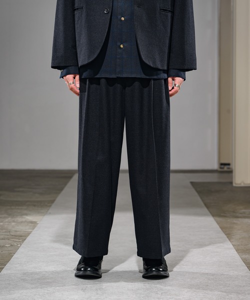 CASPER JOHN（キャスパージョン）の「Melange TR Tuck Wide Slacks/メランジTRタックワイドスラックス（スラックス・メンズ・チャコールグレー/グレイッシュベージュ・SMALL/MEDIUM/LARGE）」の8枚目の写真