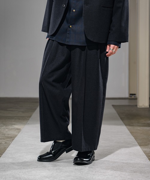 CASPER JOHN（キャスパージョン）の「Melange TR Tuck Wide Slacks/メランジTRタックワイドスラックス（スラックス・メンズ・チャコールグレー/グレイッシュベージュ・SMALL/MEDIUM/LARGE）」の9枚目の写真